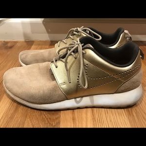 Nike Roshe One Sneakers